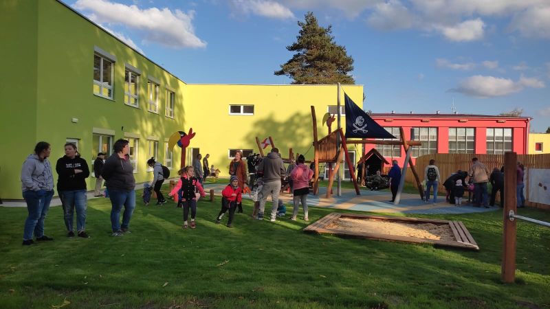 Podzimní odpoledne na novém hřišti