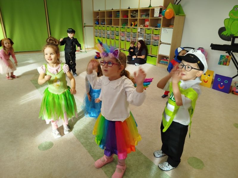 Maškarní karneval ve třídě mladších dětí