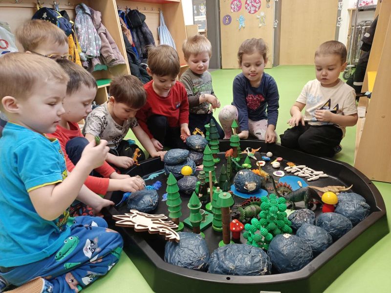 Ve školkovém dinoparku